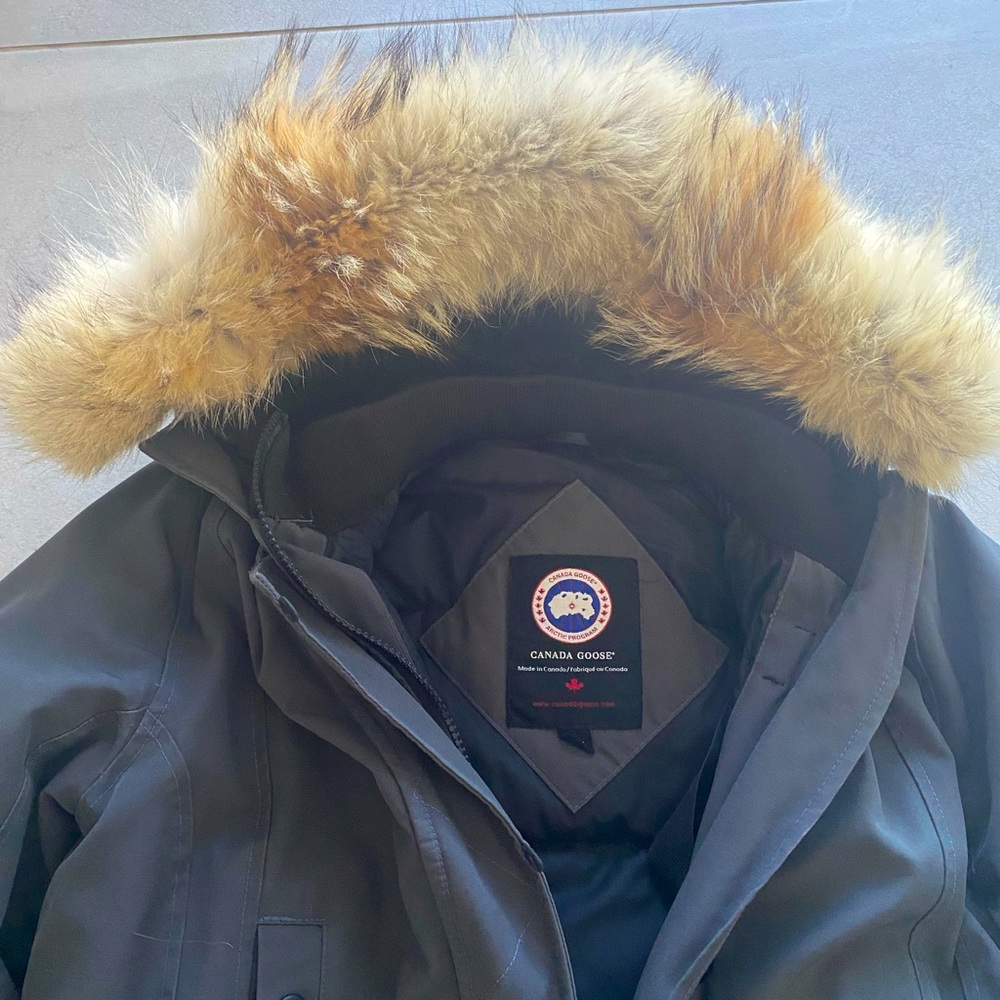 It’s Canada goose coat. It’s in a very good condition. Like new.
